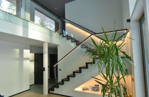 Platvormiga kinnine trepp. Astmed ja varvaslauad liimitud kokku kalde all