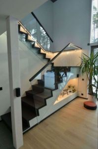 Metalltrepp tamme liimpuidust astmetega.