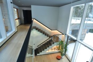 Metalltrepp tamme liimpuidust astmetega.