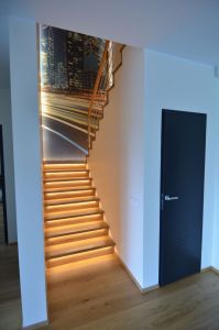 Metalltrepp, tamme liimpuidust astmete ja varvaslaudadega.