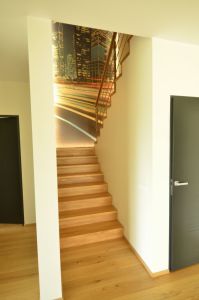 Metalltrepp, tamme liimpuidust astmete ja varvaslaudadega.