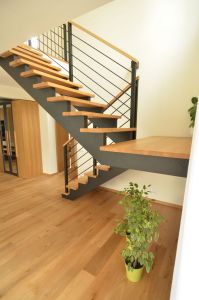 Puitrepp, metallist piirdega