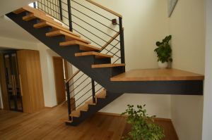 Puitrepp, metallist piirdega