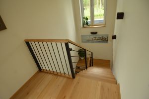 Puitrepp, metallist piirdega