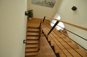 Puitrepp, metallist piirdega