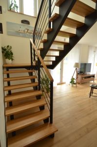 Puitrepp, metallist piirdega