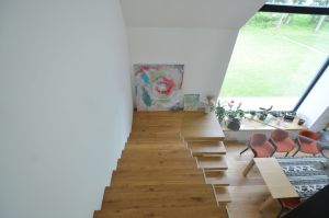 Osaliselt konsoolne platvormiga trepp.