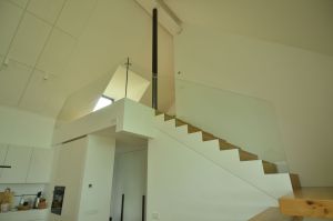 Osaliselt konsoolne platvormiga trepp.