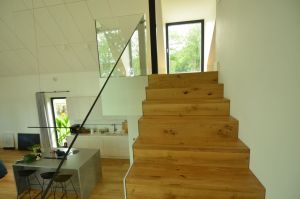 Osaliselt konsoolne platvormiga trepp.