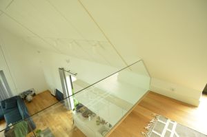 Osaliselt konsoolne platvormiga trepp.