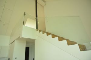 Osaliselt konsoolne platvormiga trepp.