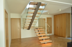 Platvormiga trepp, astmed 60 mm paksusest tamme liimpuidust, piirdeks kirgas karastatud 12 mm klaas.