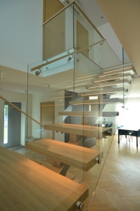 Platvormiga trepp, astmed 60 mm paksusest tamme liimpuidust, piirdeks kirgas karastatud 12 mm klaas.