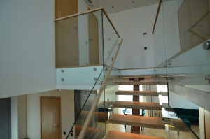 Platvormiga trepp, astmed 60 mm paksusest tamme liimpuidust, piirdeks kirgas karastatud 12 mm klaas.