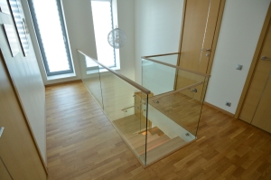 Platvormiga trepp, astmed 60 mm paksusest tamme liimpuidust, piirdeks kirgas karastatud 12 mm klaas.