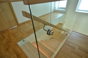 Platvormiga trepp, astmed 60 mm paksusest tamme liimpuidust, piirdeks kirgas karastatud 12 mm klaas.