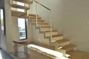 Platvormiga trepp. Kandekonstruktsioon 10x100 mm sik-sak teraslehest