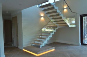 Platvormiga trepp. Kandekonstruktsioon 10x120 mm sik-sak teraslehest