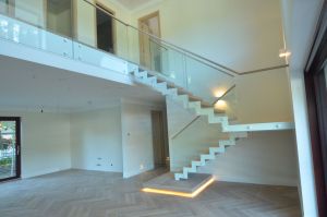 Metalltrepp, tammest astmetega.