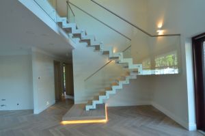 Metalltrepp, tammest astmetega.