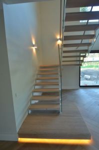 Metalltrepp, tammest astmetega.