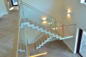 Metalltrepp, tammest astmetega.