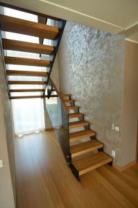 Metalltrepp tamme liimpuidust karpastmetega.