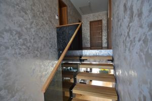 Metalltrepp tamme liimpuidust karpastmetega.