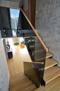 Metalltrepp tamme liimpuidust karpastmetega.