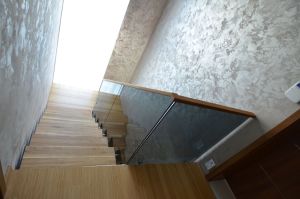 Metalltrepp tamme liimpuidust karpastmetega.