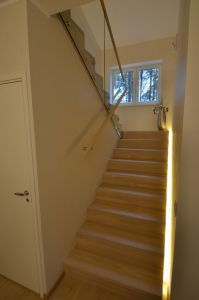 Platvormiga u-trepp. Aste ja varvaslaud on omavahel kokku liimitud.