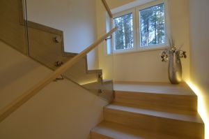 Tammest astmetega puitrepp