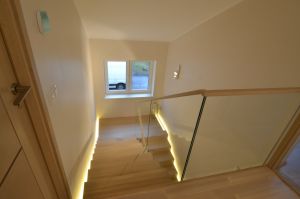 Tammest astmetega puitrepp