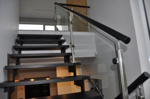 metallkonstruktsiooniga trepp