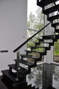 Platvormiga u- trepp. Astmed tamme liimpuidust, peitsitud mustaks ja lakitud