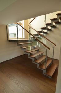 Tamme liimpuidust astmetega metalltrepp.