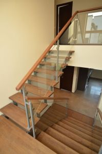 Tamme liimpuidust astmetega metalltrepp.