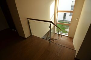 Tamme liimpuidust astmetega metalltrepp.