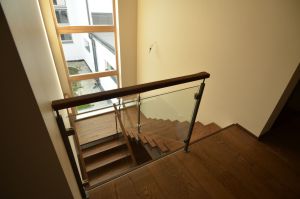 Tamme liimpuidust astmetega metalltrepp.