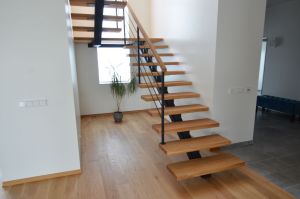 Platvormiga ühetala trepp. astmed 57 mm paksusest  tamme liimpuidust