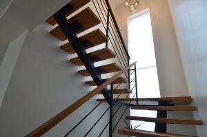 Metalltrepp, tammsest astmetega.