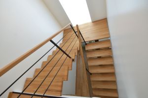 Metalltrepp, tammsest astmetega.