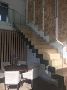 Metalltrepp tammest astmetega.