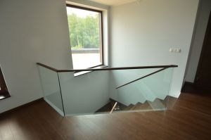 Ühetala metalltrepp, tamme liimpuidust astmetega.