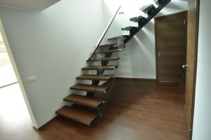 Ühetala metalltrepp, tamme liimpuidust astmetega.