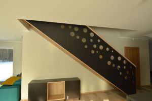 Põsepuud 50 mm paksusest ristvineerist, mis on tammespooniga spoonitud.