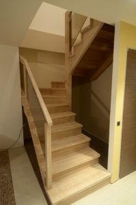 Põsepuud ristvineerist, astmed ja varvaslauad tamme liimpuidust.