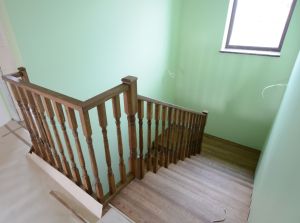 Põsepuud ristvineerist, astmed tamme liimpuidust, toepulgad tammest 42x42 mm.  Astmete alla freesitud led valgusti sooned. 