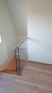 Tamme liimpuidust astmetega L-trepp