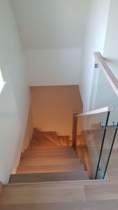 Tamme liimpuidust astmetega L-trepp